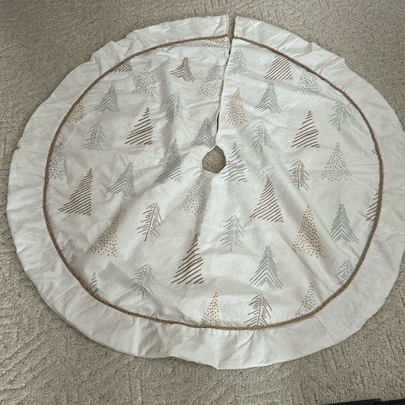 Tree Skirt - Picture 2 of 6